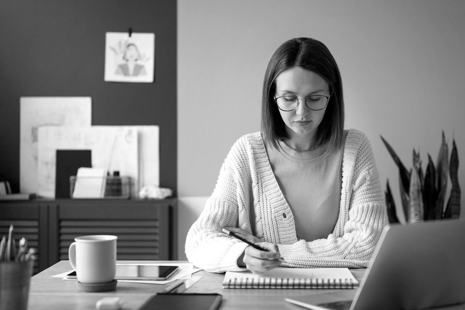 Student pracující s online rozpočtovým kalendářem